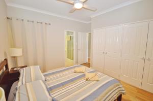 sypialnia z łóżkiem i wentylatorem sufitowym w obiekcie Kalbarri Getaway - Kalbarri WA w mieście Kalbarri