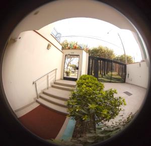 okrągły widok na budynek ze schodami i roślinami w obiekcie Hotel La Molina w mieście Lima