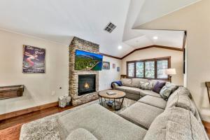 ein Wohnzimmer mit Couch und Kamin in der Unterkunft Tahoe Woods 603 at Stateline - Shuffle board Pet Friendly AC in South Lake Tahoe