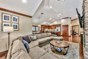 ein Wohnzimmer mit Sofa und Tisch in der Unterkunft Tahoe Woods 603 at Stateline - Shuffle board Pet Friendly AC in South Lake Tahoe