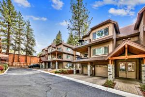 ein großes Haus mit Auffahrt in der Unterkunft Tahoe Woods 603 at Stateline - Shuffle board Pet Friendly AC in South Lake Tahoe