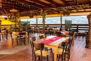 伊萬尼察的住宿－"Naše Brdo" - Ivanjica，餐厅配有桌椅,位于山脉的背景中