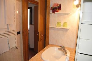een badkamer met een wastafel en een aanrecht bij La Ginestra in Pienza