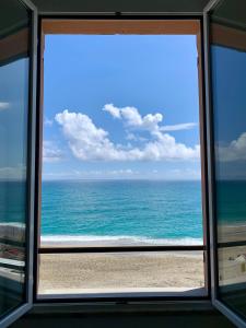 aus einem Fenster mit Meerblick in der Unterkunft Affacciati al mare in Finale Ligure