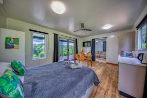 - une chambre avec un lit et une table dans l'établissement Mena Creek Flower House, à Mena Creek