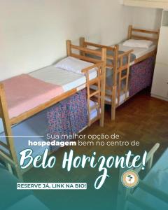 um cartaz para um quarto com 2 beliches em Savassi Hostel em Belo Horizonte