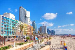 une plage dans une ville avec de grands bâtiments dans l'établissement Three Great 2BR Apts only 5' walk to the Beach, à Tel Aviv