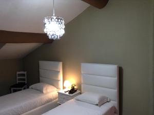 Un dormitorio con dos camas y una lámpara de araña. en Royal Porto City, en Oporto 24 fotos más