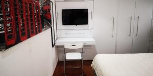 Una televisión o centro de entretenimiento en Intimate & Complete Studio in Anzures