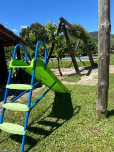 un toboggan vert et bleu dans un parc dans l'établissement Casa dos Araújos, à Frechas