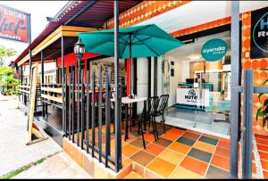un ristorante con tavolo, sedie e ombrellone di Hotel boutique San Pablo a Medellín