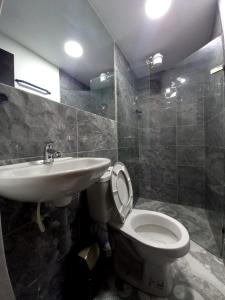 bagno con servizi igienici e lavandino di Hotel boutique San Pablo a Medellín