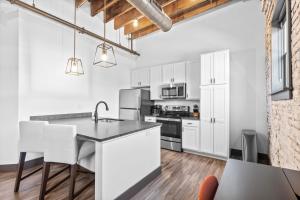 Η κουζίνα ή μικρή κουζίνα στο Riverfront Loft - Walk to Arch, Casino, Convention Center +6 φωτογραφίες