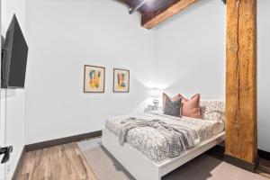 Ένα ή περισσότερα κρεβάτια σε δωμάτιο στο Riverfront Loft - Walk to Arch, Casino, Convention Center