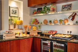 eine Küche mit einer Theke mit Lebensmitteln darauf in der Unterkunft Sheraton Skyline Hotel London Heathrow in Hillingdon