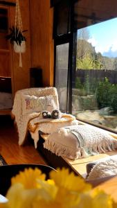 uma mesa com algumas almofadas e uma janela em Ripples Retreat - Riverside em Piopio