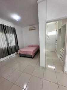 - une chambre avec un lit et une douche à l'italienne dans l'établissement Lazer em Salvador, à Cajiru