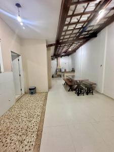 Cette grande chambre comprend une table et des bancs. dans l'établissement Lazer em Salvador, à Cajiru