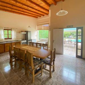 a kitchen and dining room with a wooden table and chairs at Cabaña privada en Valle Grande San Rafael in Valle Grande