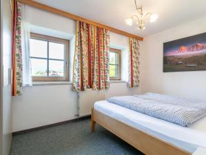 - une chambre avec un lit et 2 fenêtres dans l'établissement Bauernhof Seppen, à Reith im Alpbachtal