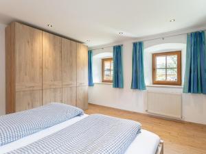 - une grande chambre avec des rideaux bleus et un lit dans l'établissement Seppen Top 1, à Reith im Alpbachtal