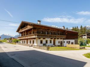 ein großes Holzhaus am Straßenrand in der Unterkunft Seppen Top 2 in Reith im Alpbachtal