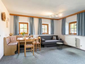 ein Wohnzimmer mit einem Tisch und einem Sofa in der Unterkunft Seppen Top 2 in Reith im Alpbachtal