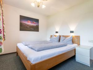 ein Schlafzimmer mit einem großen Bett in einem Zimmer in der Unterkunft Seppen Top 2 in Reith im Alpbachtal