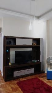um grande centro de entretenimento com uma televisão numa sala de estar em Apartamento Centro do Rio no Rio de Janeiro