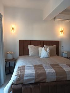 un grande letto in una camera da letto con due luci di Rental house Santo Domingo a Santo Domingo