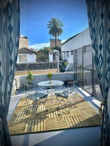 patio ze stołem i krzesłami na balkonie w obiekcie Plaza de la fuente Granadilla de Abona Tenerife sur Only Adults con terraza privada w mieście Granadilla de Abona