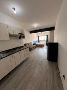 een keuken en een woonkamer met een bank en een tafel bij KAVA lofts in El Pueblito