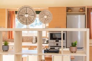 una cocina con 2 ventiladores sobre una mesa en Arte Villa Nefeli Apartment, en Sami