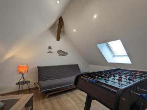 ein Wohnzimmer mit einem großen Tischfußballtisch in der Unterkunft Gîte Saint-Pierre-de-Lamps, 6 pièces, 12 personnes - FR-1-591-176 in Levroux