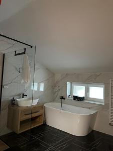 O baie la Apartments with parking spaces Duga Resa, Karlovac - 22147