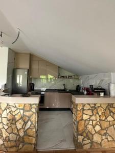 O bucătărie sau chicinetă la Apartments with parking spaces Duga Resa, Karlovac - 22147