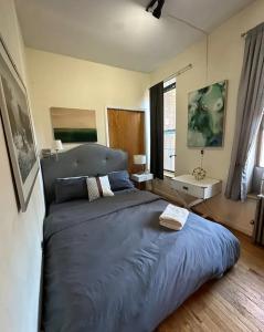 Een bed of bedden in een kamer bij The 30 Day Stay Vibrant House