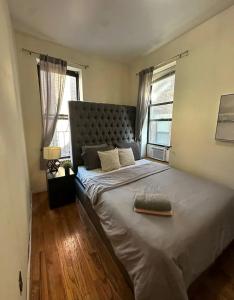 een slaapkamer met een groot bed en 2 ramen bij The 30 Day Stay Vibrant House in New York