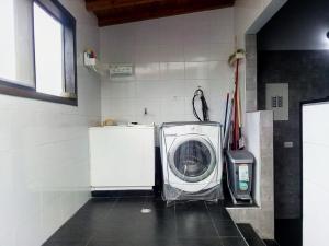 eine Waschküche mit Waschmaschine in der Unterkunft Casa campo Sogamoso in Sogamoso