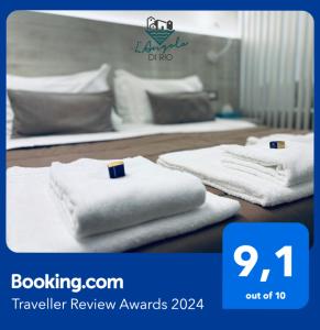two beds with white towels in a hotel room at Appartamento - Angolo di Rio in Riomaggiore