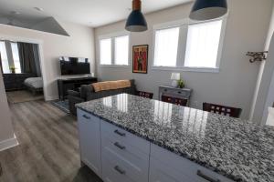 Μια τηλεόραση ή/και κέντρο ψυχαγωγίας στο Guest House 12 South Nashville