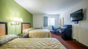 pokój hotelowy z 2 łóżkami i telewizorem z płaskim ekranem w obiekcie THE INN-Pittsburgh w mieście Pittsburgh