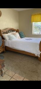 Кровать или кровати в номере Seaside Palm Tree