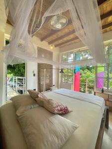 sypialnia z dużym łóżkiem z baldachimem w obiekcie Jumanji w mieście Palomino