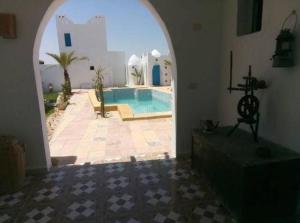 una entrada a una casa con piscina en Djerba Advent, en Bou Menjel