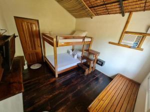 einen Blick über ein Zimmer mit Etagenbett in der Unterkunft NATIVO D' KUBO in San Vicente
