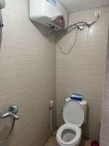 a small bathroom with a toilet and a shower at 温馨小屋18 in Bandung