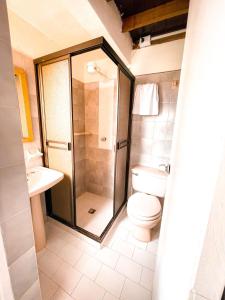 een badkamer met een douche, een toilet en een wastafel bij Finca con espectacular zona verde y hermosa vista a la piedra in Guatapé