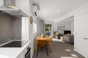 Dapur atau dapur kecil di Seaside Studio with Fully equipped kitchen and laundry