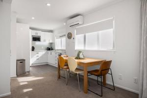 Dapur atau dapur kecil di Seaside Studio with Fully equipped kitchen and laundry +8 gambar